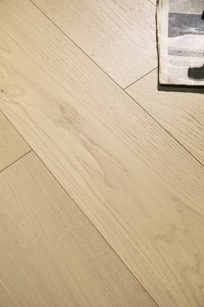 Arles hardwood flooring detail view 6 - Brushed texture and grain pattern