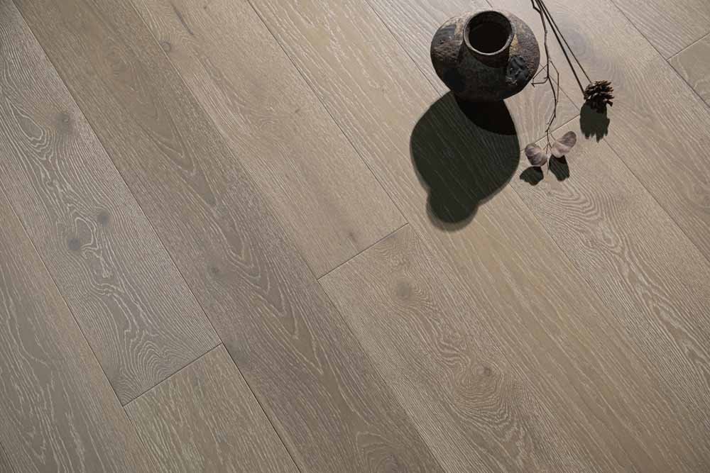 Bruges hardwood flooring detail view 5 - Brushed texture and grain pattern