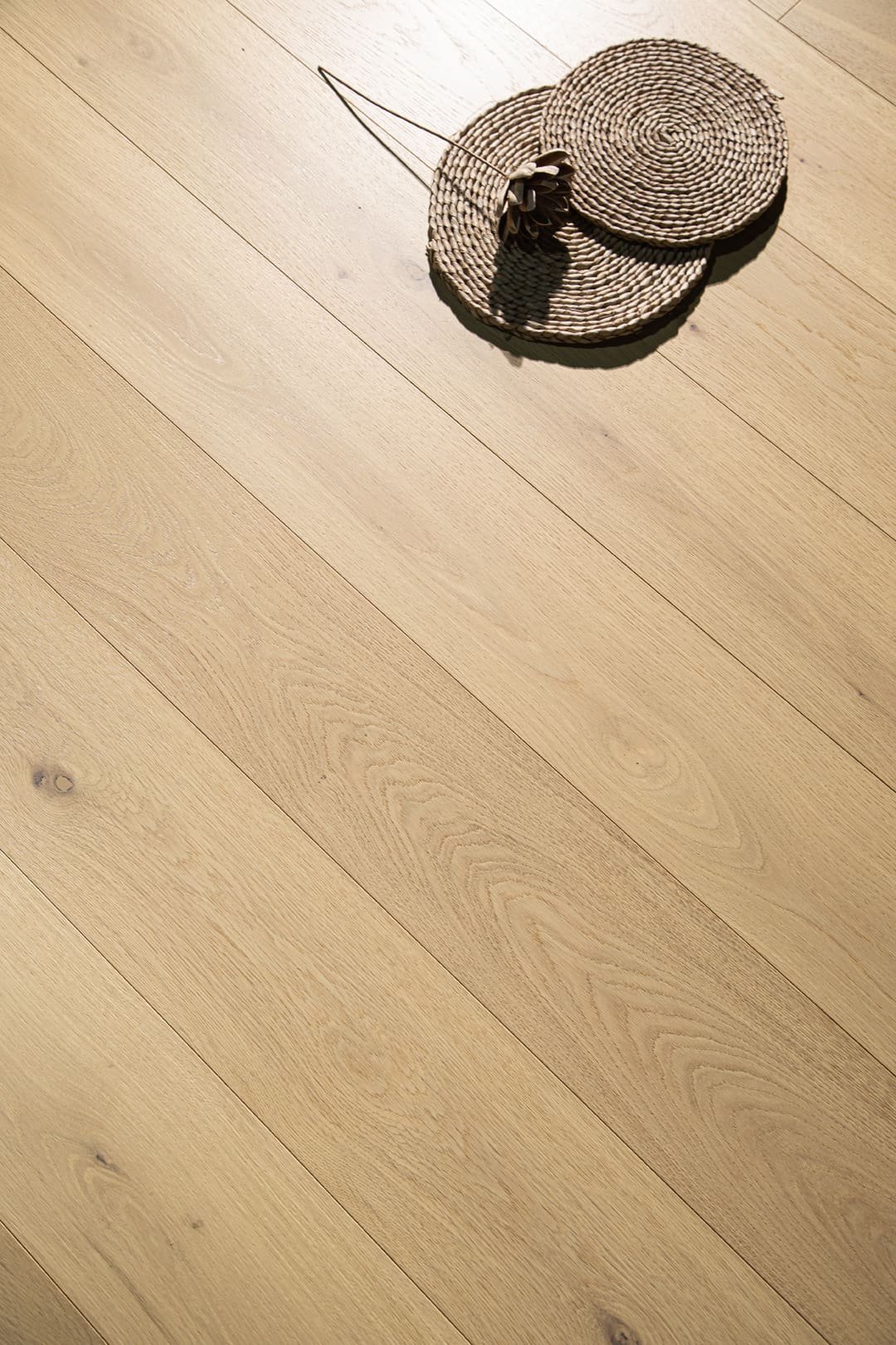 Cassis hardwood flooring detail view 3 - Brushed texture and grain pattern