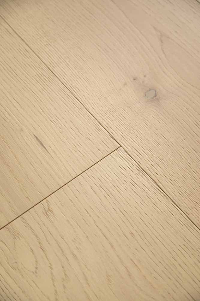 Cortona hardwood flooring detail view 6 - Wire Brushed texture and grain pattern