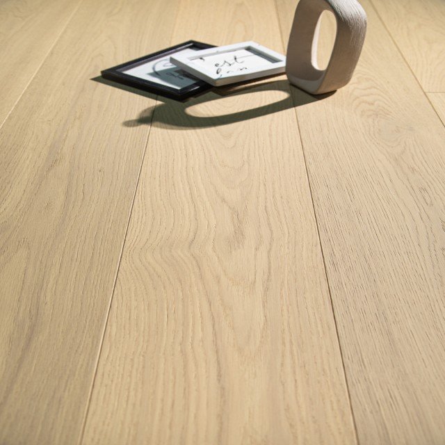 Deauville hardwood flooring detail view 2 - Brushed texture and grain pattern