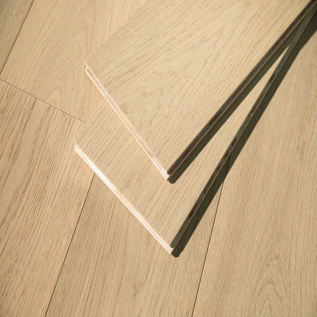 Deauville hardwood flooring detail view 4 - Brushed texture and grain pattern