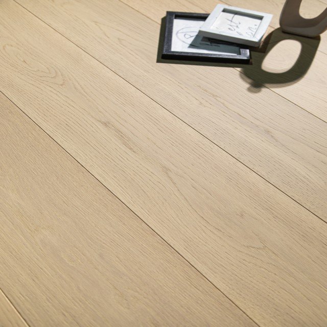 Deauville hardwood flooring detail view 6 - Brushed texture and grain pattern