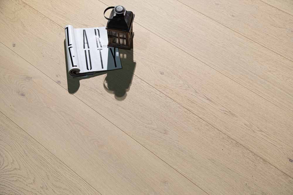 Épernay hardwood flooring detail view 4 - Wire Brushed texture and grain pattern