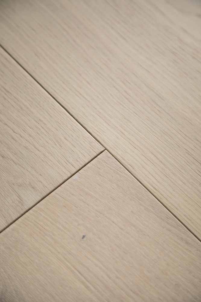 Épernay hardwood flooring detail view 5 - Wire Brushed texture and grain pattern