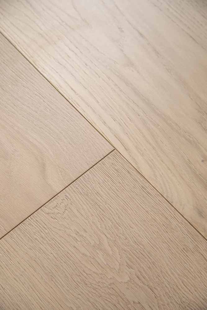 Mallorca hardwood flooring detail view 6 - Wire Brushed texture and grain pattern
