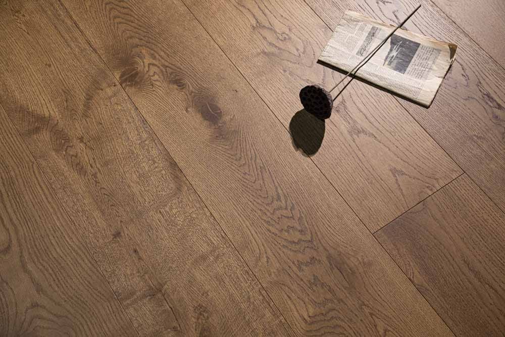 Marseille hardwood flooring detail view 5 - Brushed texture and grain pattern