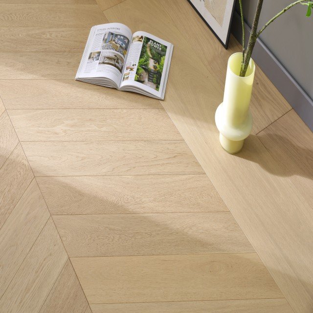 Modena hardwood flooring detail view 2 - Brushed texture and grain pattern