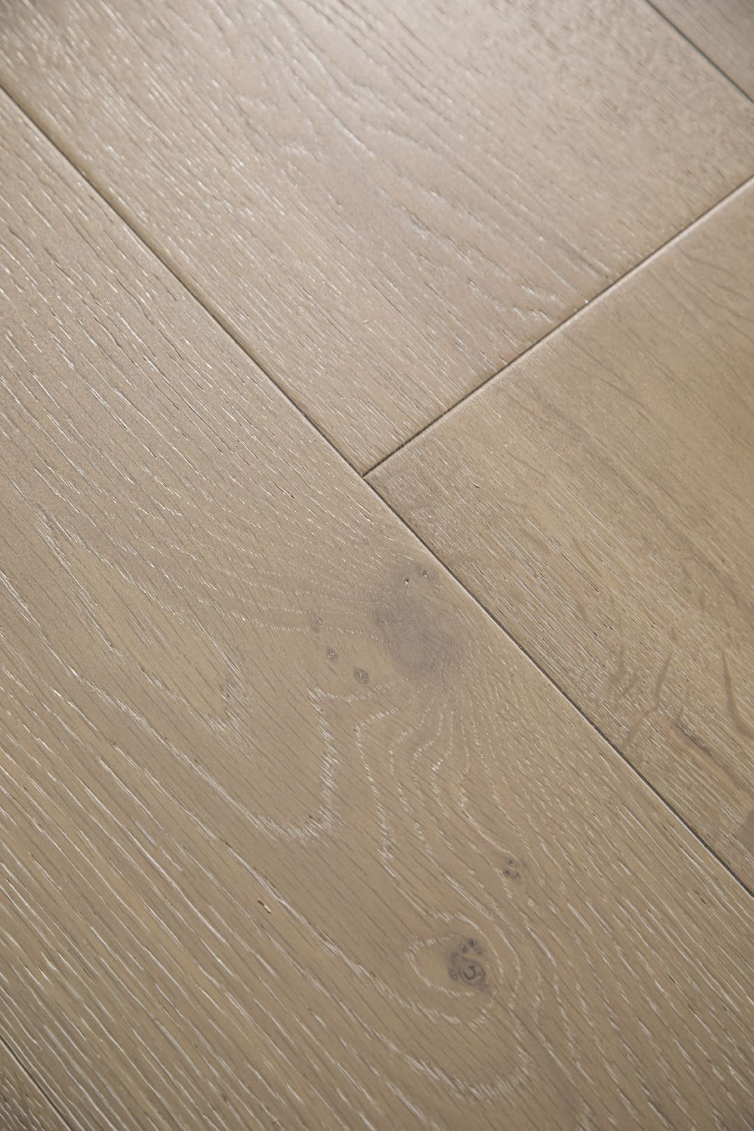 Positano hardwood flooring detail view 2 - Brushed texture and grain pattern