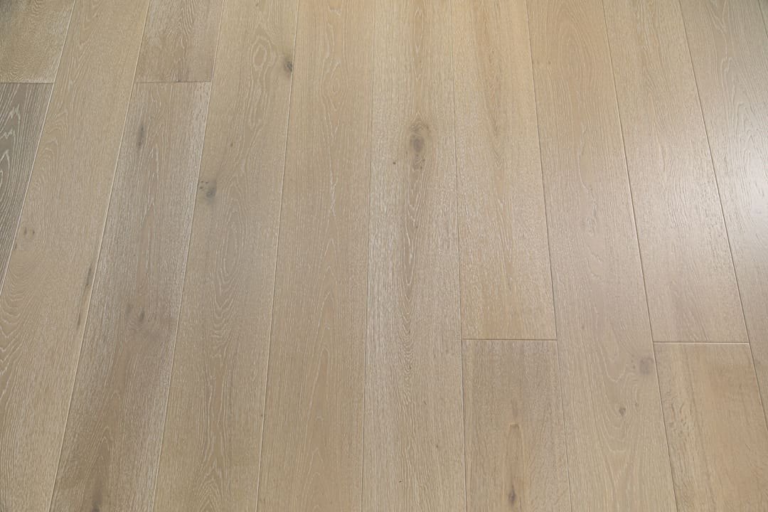 Positano hardwood flooring detail view 6 - Brushed texture and grain pattern