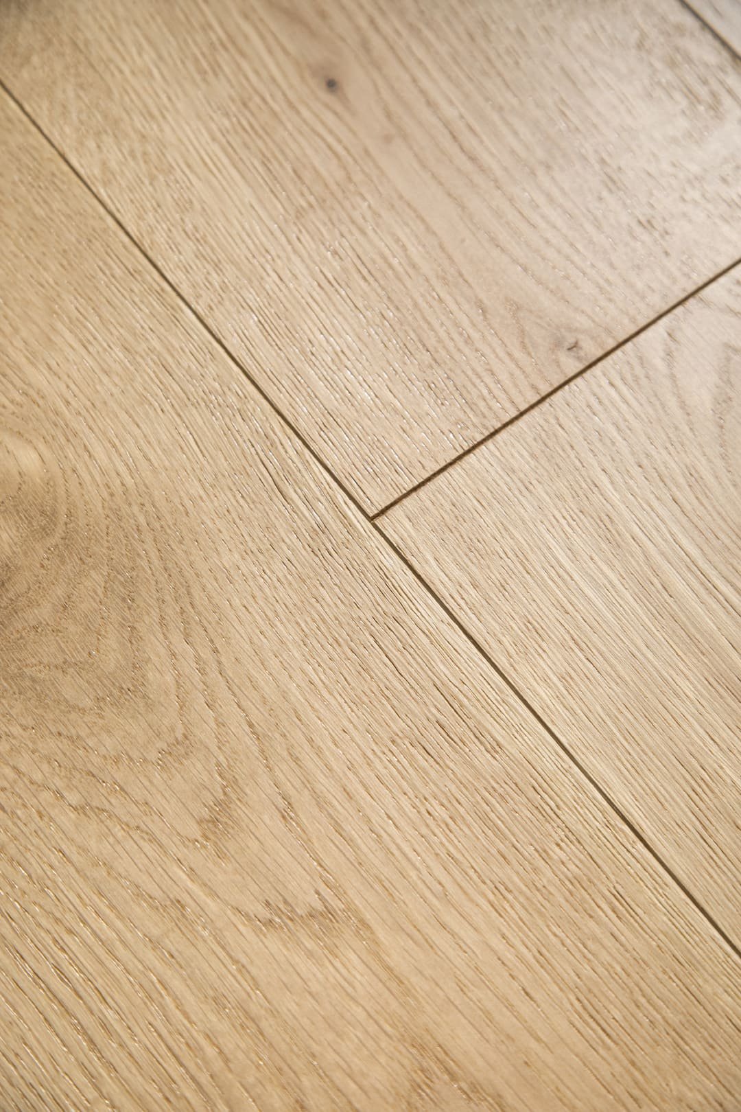 Ravello hardwood flooring detail view 3 - Brushed texture and grain pattern