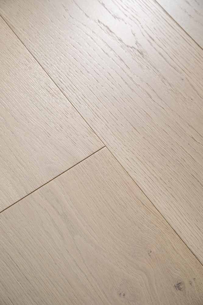 Saint-Tropez hardwood flooring detail view 2 - Brushed texture and grain pattern