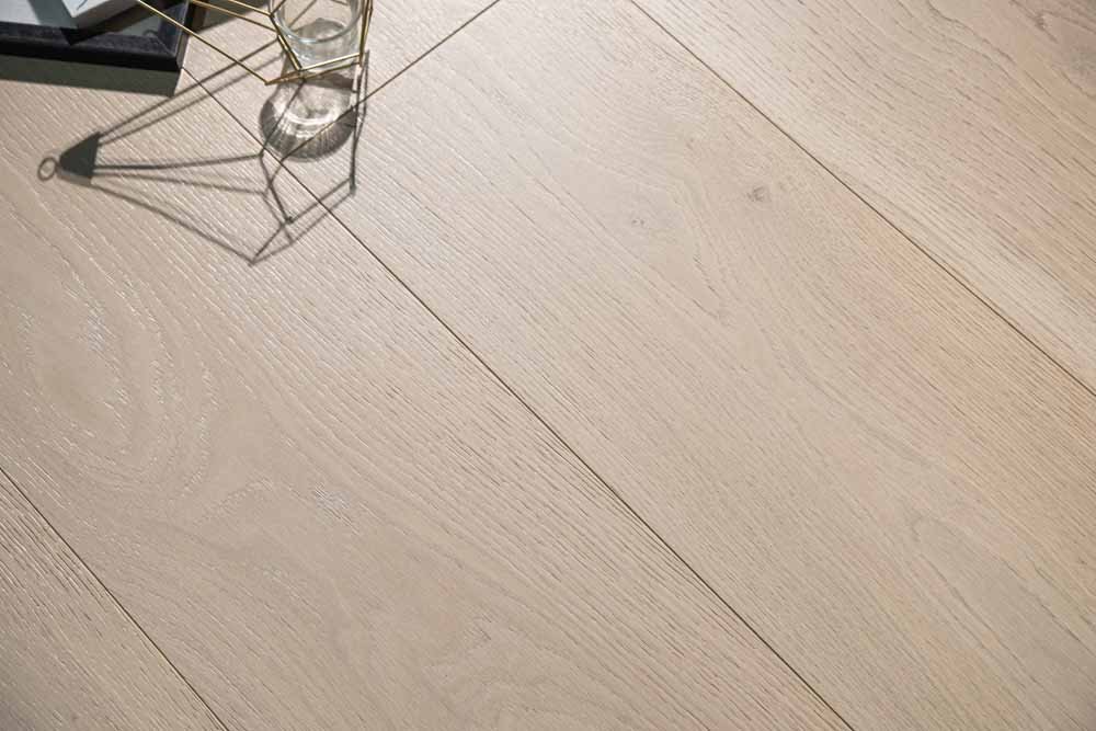 Saint-Tropez hardwood flooring detail view 4 - Brushed texture and grain pattern