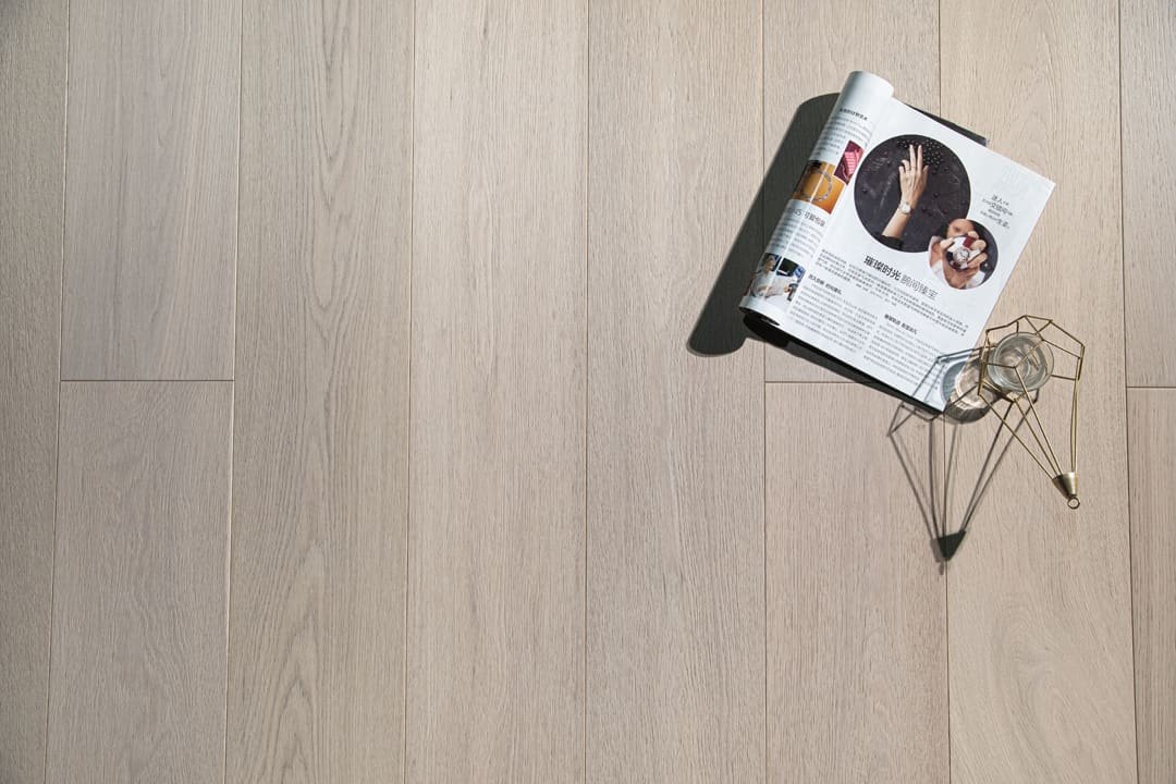 Santorini hardwood flooring detail view 6 - Brushed texture and grain pattern