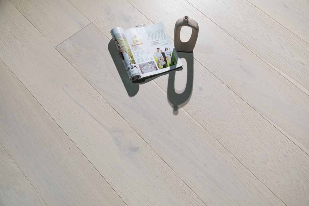 Siena hardwood flooring detail view 2 - Wire Brushed texture and grain pattern