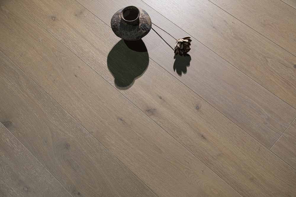 Toledo hardwood flooring detail view 5 - Brushed texture and grain pattern