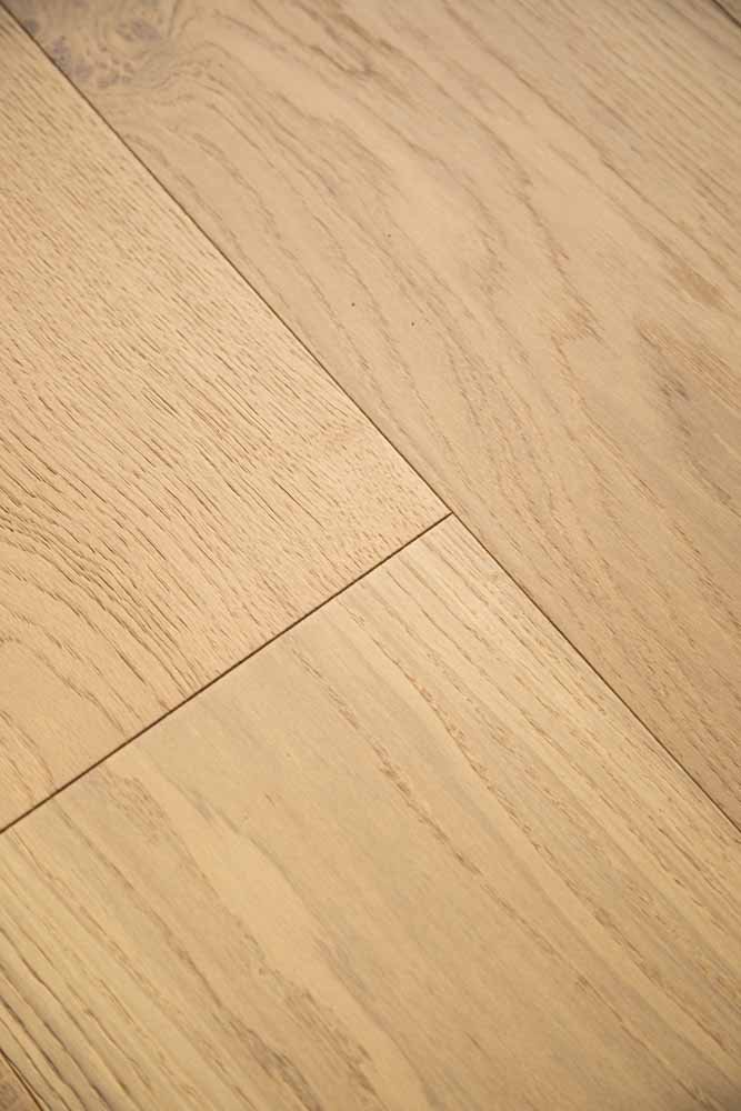 Verona hardwood flooring detail view 4 - Brushed texture and grain pattern